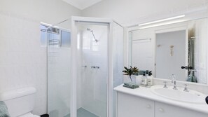Shower - B's Beach House - Beachfront (AVOCA BEACH)