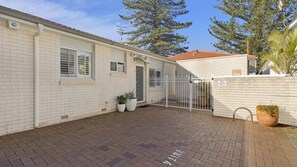 Exterior - B's Beach House - Beachfront (AVOCA BEACH)