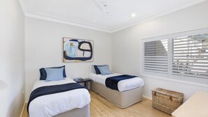 2 bedrooms, Internet, bed sheets - B's Beach House - Beachfront (AVOCA BEACH)