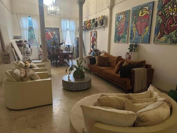 Living area - Historic Mansion next to the port with mamad (Tel Aviv-Yafo)