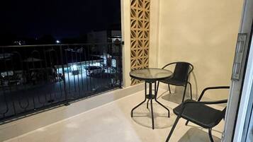 Habitació Deluxe, 1 llit de matrimoni, balcó, vistes a la ciutat | Escriptori, espai de treball apte per a portàtils i wifi gratuïta
