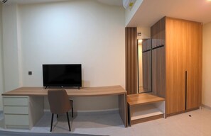 Desk, laptop workspace, free WiFi