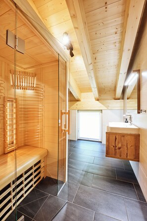 Alpenstolz 2.10 mit Infrarotkabine | Bathroom | Hair dryer, towels, soap, shampoo - Alpenstolz Damüls Haus 2 (Damüls)