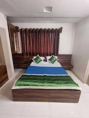 Free WiFi, bed sheets
