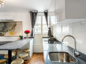 Apartment, City View | Private kitchen