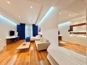 Studio – deluxe, balkong, byutsikt | Wi-fi (inkludert) og sengetøy