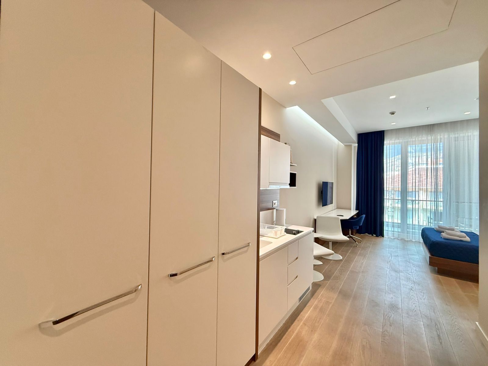 Comfort-studio, parveke, kaupunkinäköala | Yksityinen keittiö | Vedenkeitin