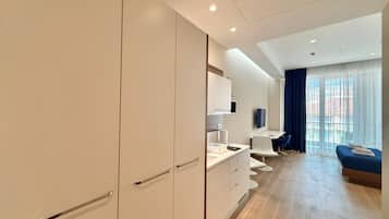 Estudio Confort, balcón, vista a la ciudad | Cocina privada | Tetera eléctrica