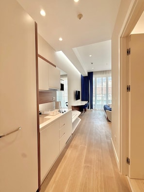 Superior Studio, Balcony, City View | Private kitchen
