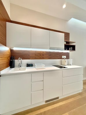 Deluxe Studio, Balcony, City View | Private kitchen