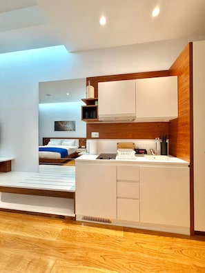 Royal Studio, Balcony, City View | Private kitchen | Electric kettle - Condo Studio Plaza (Budva)