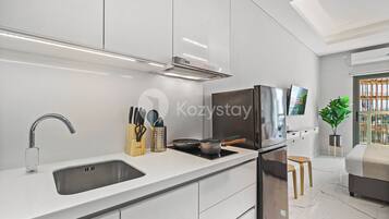 Apartemen, 1 kamar tidur, pemandangan kota | Dapur pribadi | Lemari es besar, microwave, kompor, dan penanak nasi