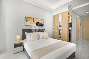Appartement, 1 chambre, vue ville | Espace de travail pour ordinateur portable, fer et planche à repasser