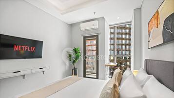 Apartemen, 1 kamar tidur, pemandangan kota | Ruang kerja ramah laptop, setrika/meja setrika, dan Wi-Fi gratis