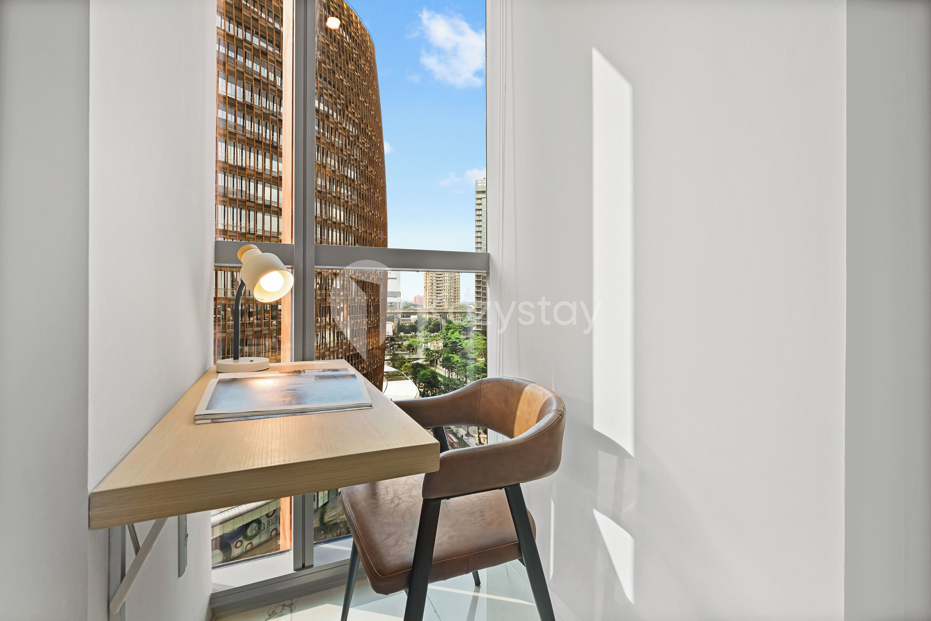 مساحة عمل للكمبيوتر المحمول ومكواة/لوح كي وواي فاي مجانًا