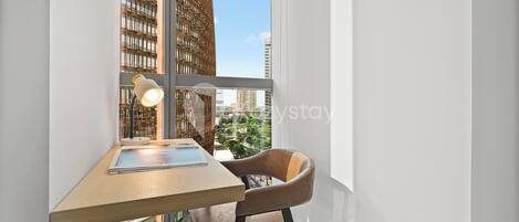 Appartement, 1 slaapkamer, uitzicht op de stad | Een laptopwerkplek, een strijkplank/strijkijzer, gratis wifi