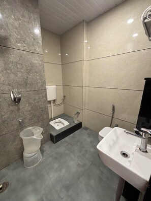 Shower, free toiletries, towels, soap - Hotel Golden Time (Ajmer)