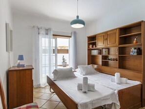 4 bedrooms, iron/ironing board, free WiFi