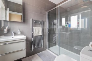Shower, hair dryer, bidet, towels