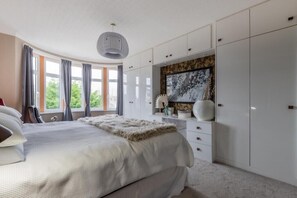 5 bedrooms, iron/ironing board, WiFi, bed sheets