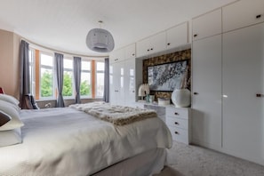 5 bedrooms, iron/ironing board, WiFi, bed sheets