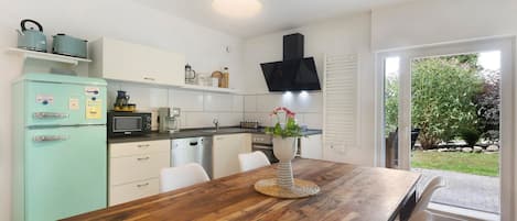 Refrigerador, microondas, horno, placa de cocina