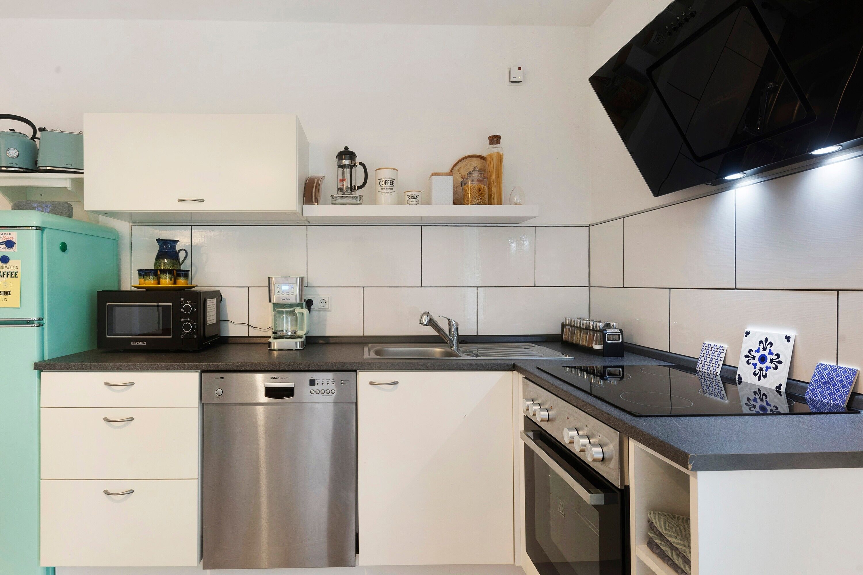 Kühlschrank, Mikrowelle, Ofen, Herdplatte