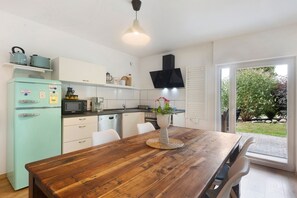 Fridge, microwave, dishwasher, coffee/tea maker