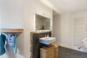 Douche, sèche-cheveux, serviettes fournies, papier toilette