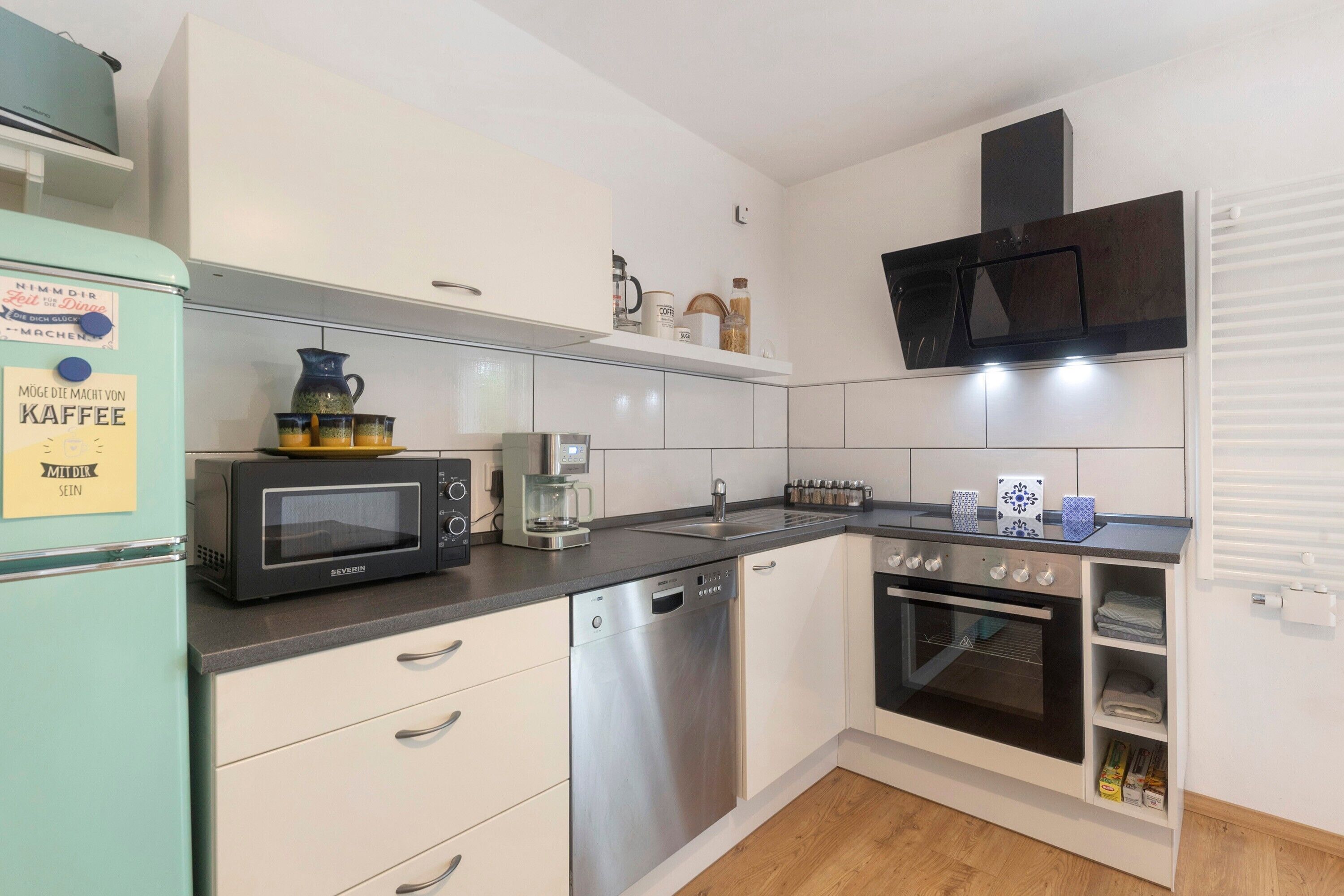 Kühlschrank, Mikrowelle, Ofen, Herdplatte