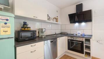 Kühlschrank, Mikrowelle, Ofen, Herdplatte