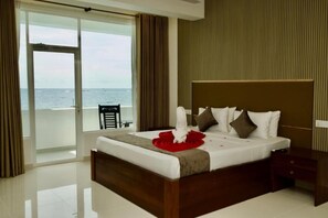 Deluxe tweepersoonskamer, balkon, uitzicht op zee | Luxe beddengoed, pillowtop-bedden, een minibar, een kluis op de kamer