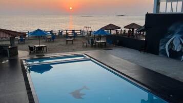 Udendørs pool, parasoller, liggestole