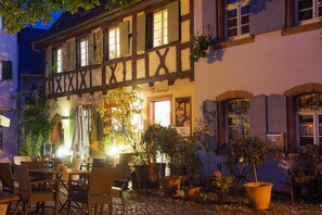 Outdoor dining - Chardonnay Deluxe Apartment 34m², for 2 Guests, Balcony, Optional Breakfast, 3D Tour Website (Vogtsburg)