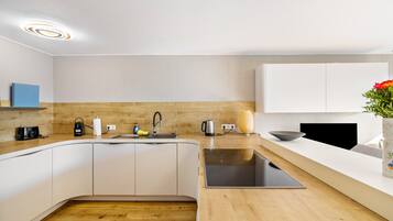 Refrigerador, microondas, horno, placa de cocina