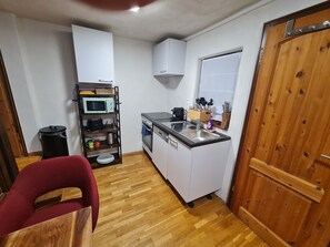Jääkaappi, uuni, liesi, astianpesukone