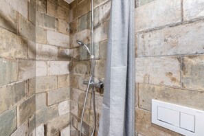 Een douche, een haardroger, handdoeken