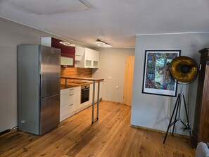 Réfrigérateur, un four, surface de cuisson, lave-vaisselle