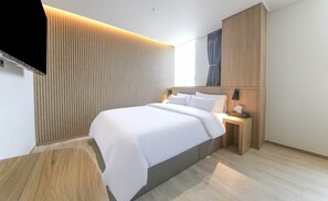 Luxe tweepersoonskamer, uitzicht op stad | Een bureau, een laptopwerkplek, gratis wifi
