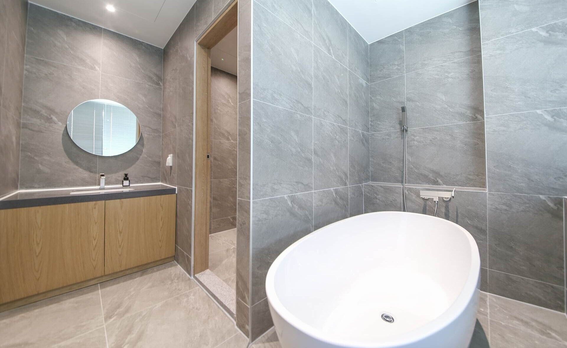 Royal Twin Room, City View | Bathroom | Separate bathtub and shower, hair dryer, towels, shampoo