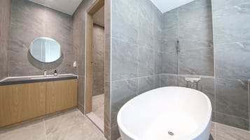 Royal Twin Room, City View | Bathroom | Separate bathtub and shower, hair dryer, towels, shampoo