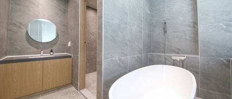 Royal Twin Room, City View | Bathroom | Separate tub and shower, hair dryer, towels, shampoo