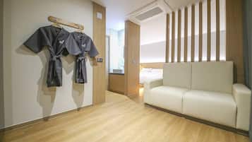 FamilieTwin kamer, uitzicht op bergen | Een bureau, een laptopwerkplek, gratis wifi