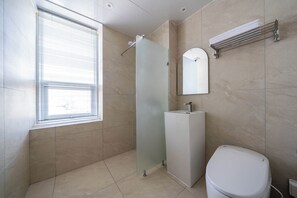 Luxury Double Room, City View | Bilik Mandi | Tab mandi dan pancuran berasingan, pengering rambut, tuala disediakan