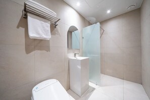 Basic Double Room, Mountain View | Bilik Mandi | Tab mandi dan pancuran berasingan, pengering rambut, tuala disediakan