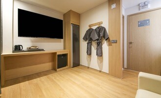 Escritorio, espacio para trabajar con laptop y wifi gratis 