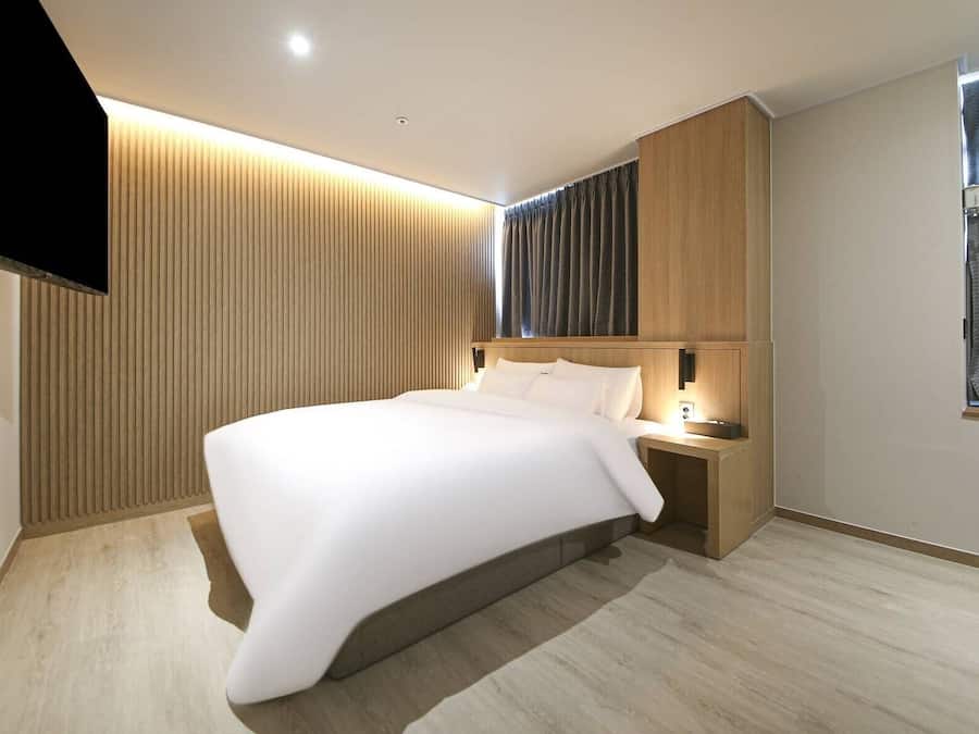 Escritorio, espacio para trabajar con laptop y wifi gratis