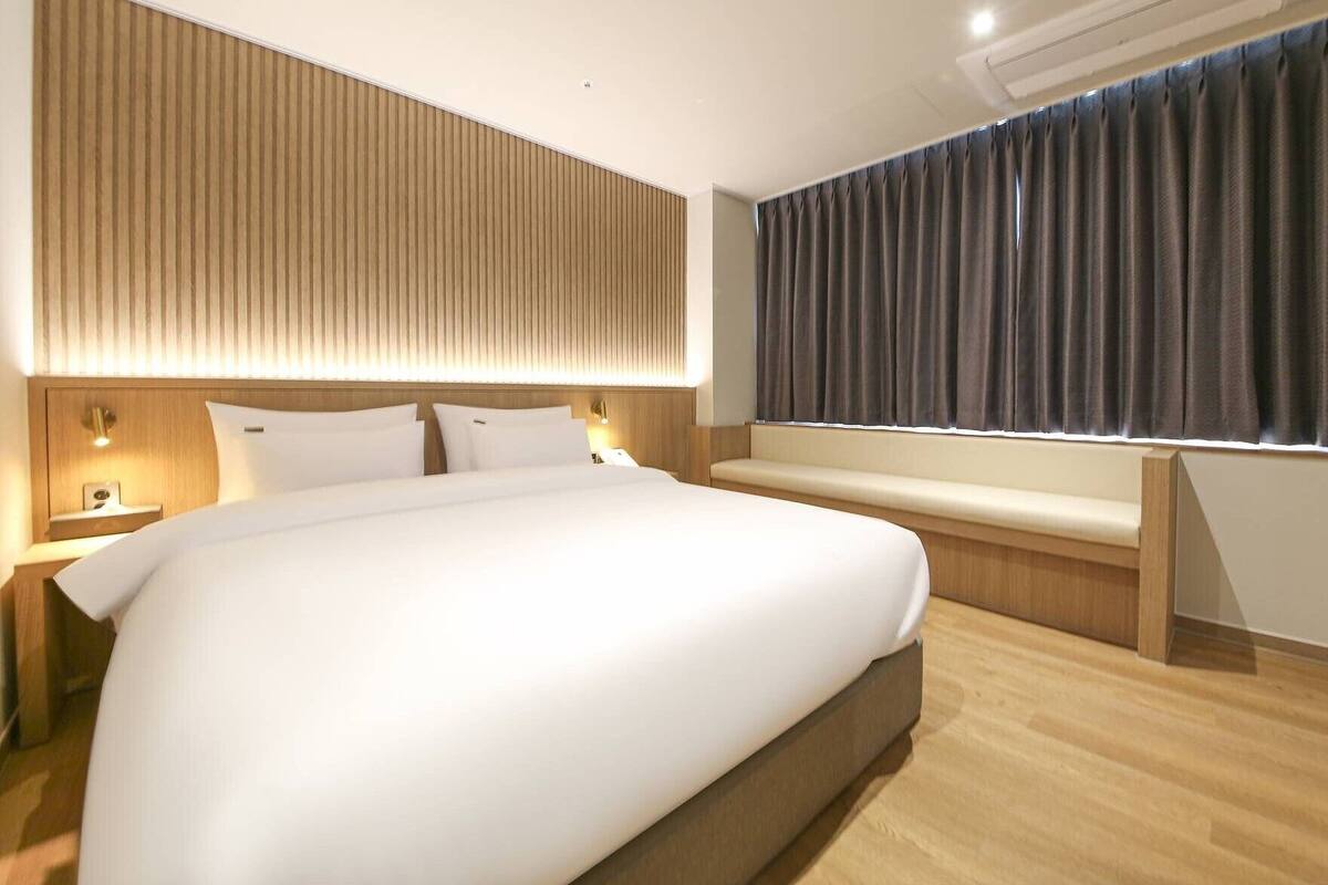Superior Double Room, City View | Meja, ruang kerja komputer riba, Wi-fi percuma