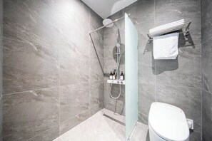 Royal Twin Room, City View | Bilik Mandi | Tab mandi dan pancuran berasingan, pengering rambut, tuala disediakan