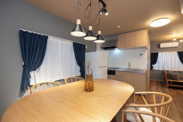 Apartment, Balcony | In-room dining